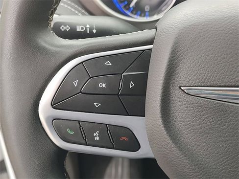 Used 2023 Chrysler Pacifica Touring-L image 25