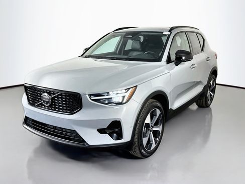 Used 2026 Volvo XC40 B5 Plus AWD/4WD image 4