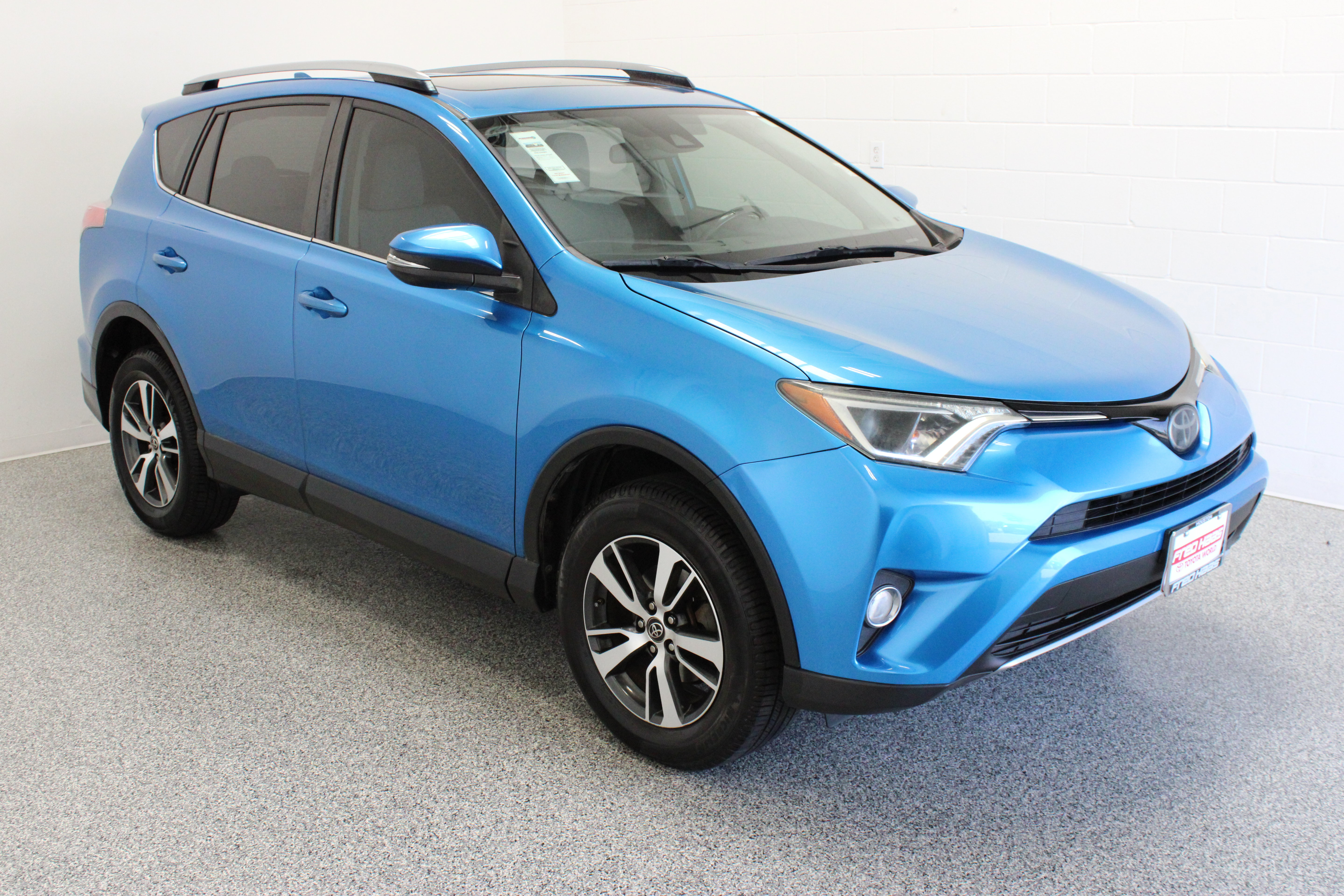 Used 2018 Toyota RAV4 XLE FWD image 4