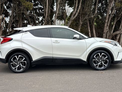 Used 2019 Toyota C-HR XLE image 3