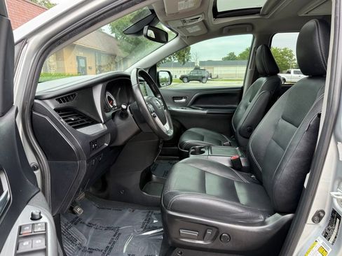 Used 2020 Toyota Sienna SE Premium w/ Nightshade Edition FWD image 10