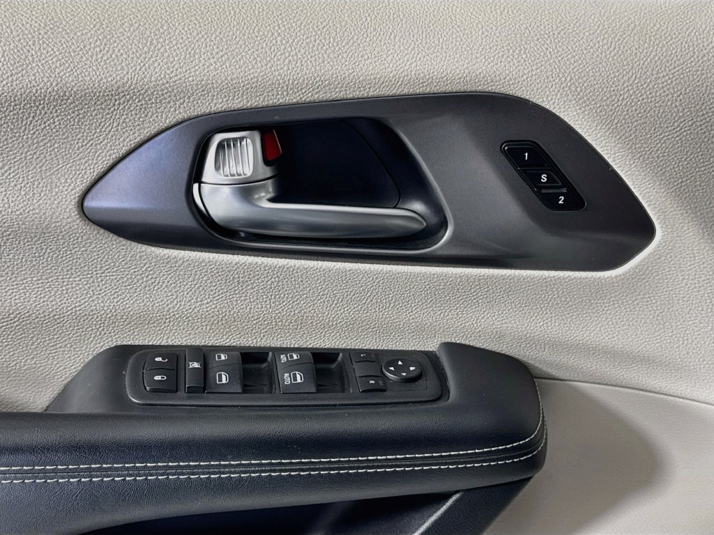 Used 2024 Chrysler Pacifica Touring-L FWD image 17