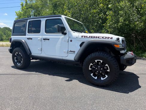 Used 2025 Jeep Wrangler Unlimited Rubicon AWD/4WD image 2