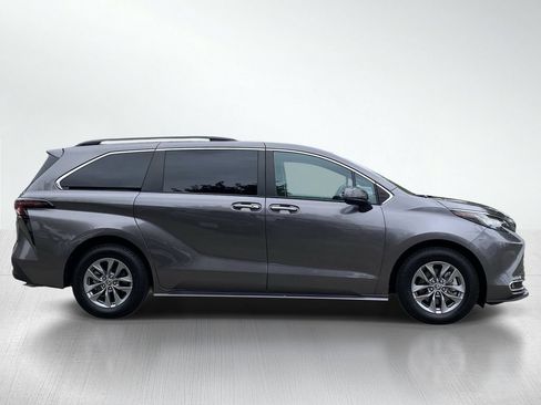 Certified 2023 Toyota Sienna XLE FWD image 10