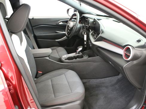 Used 2024 Chevrolet Trax RS w/ Sunroof Package FWD image 27