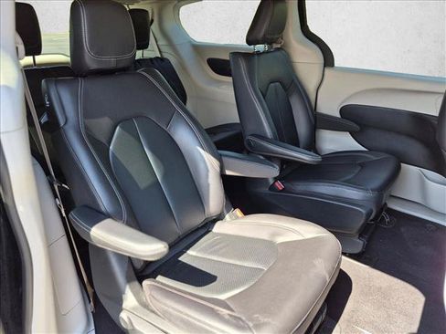 Used 2022 Chrysler Pacifica Touring-L FWD image 20
