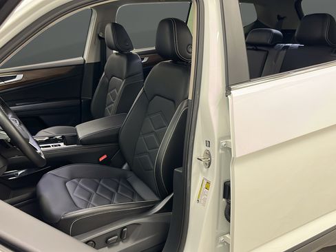 Used 2025 Volkswagen Atlas SE AWD/4WD image 9