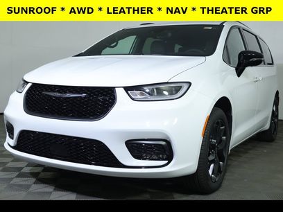 New 2026 Chrysler Pacifica Limited w/ Uconnect Theater Family Group