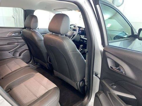 Used 2025 Chevrolet Trax LT FWD image 36