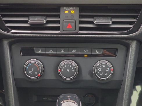 Certified 2022 Volkswagen Taos SE image 16