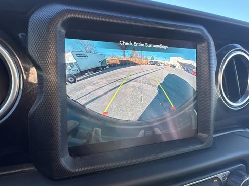 Used 2020 Jeep Wrangler Unlimited Sahara image 26