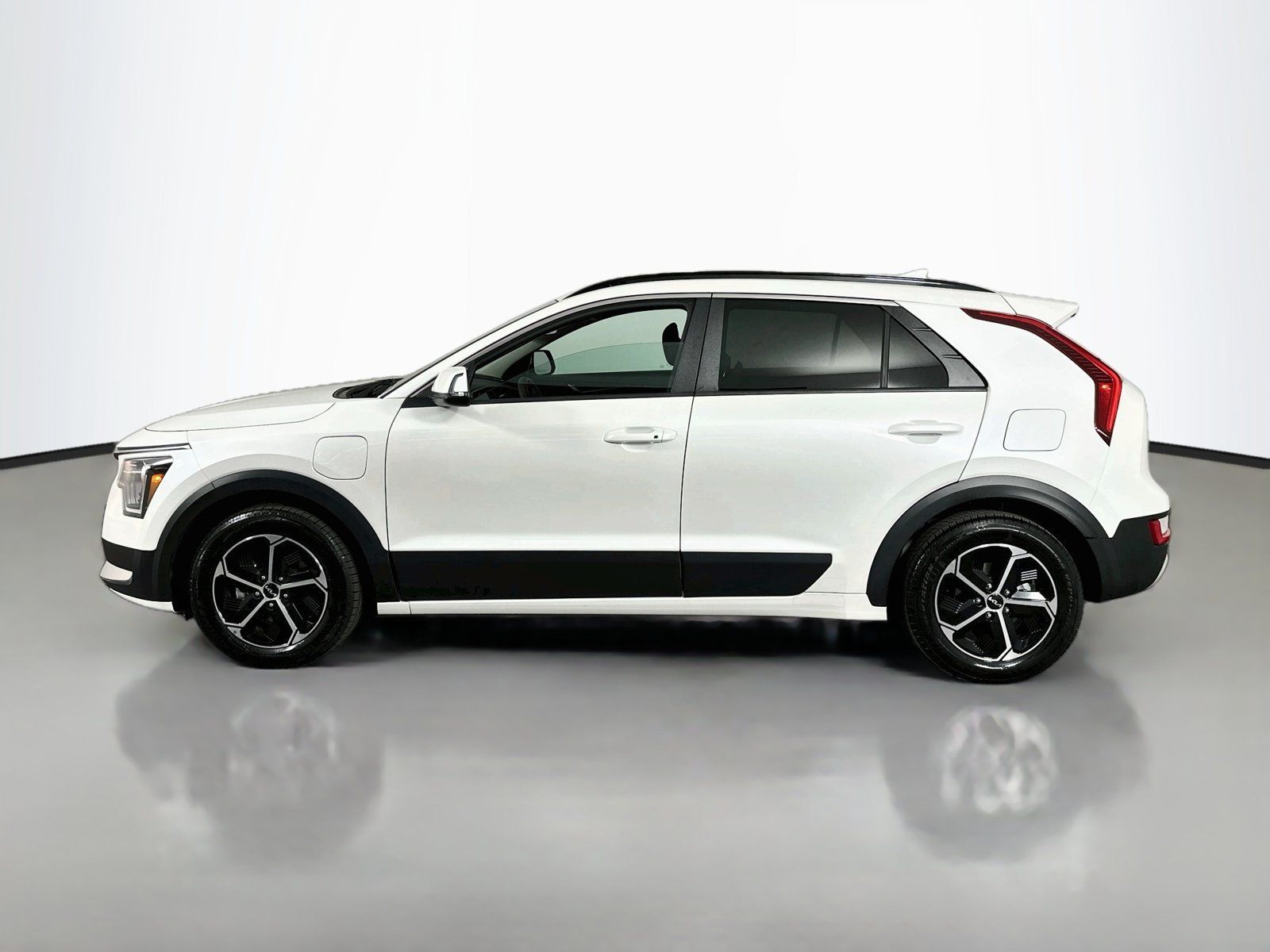 Used 2025 Kia Niro EX w/ EX Cold Weather Package FWD image 4