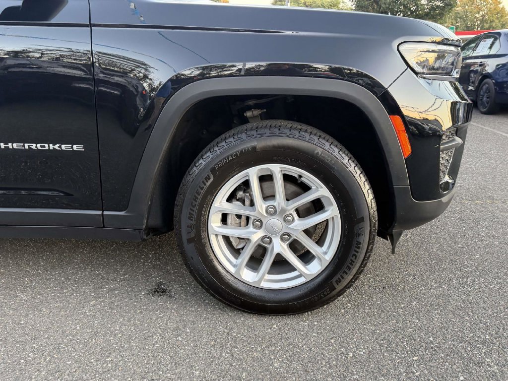 Used 2025 Jeep Grand Cherokee Laredo X AWD/4WD image 11