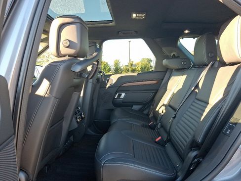 Used 2025 Land Rover Discovery Dynamic SE image 10