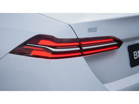New 2026 BMW i5 eDrive40 image 8
