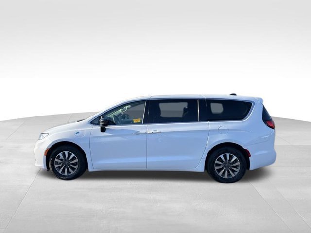 Used 2024 Chrysler Pacifica Limited FWD image 2