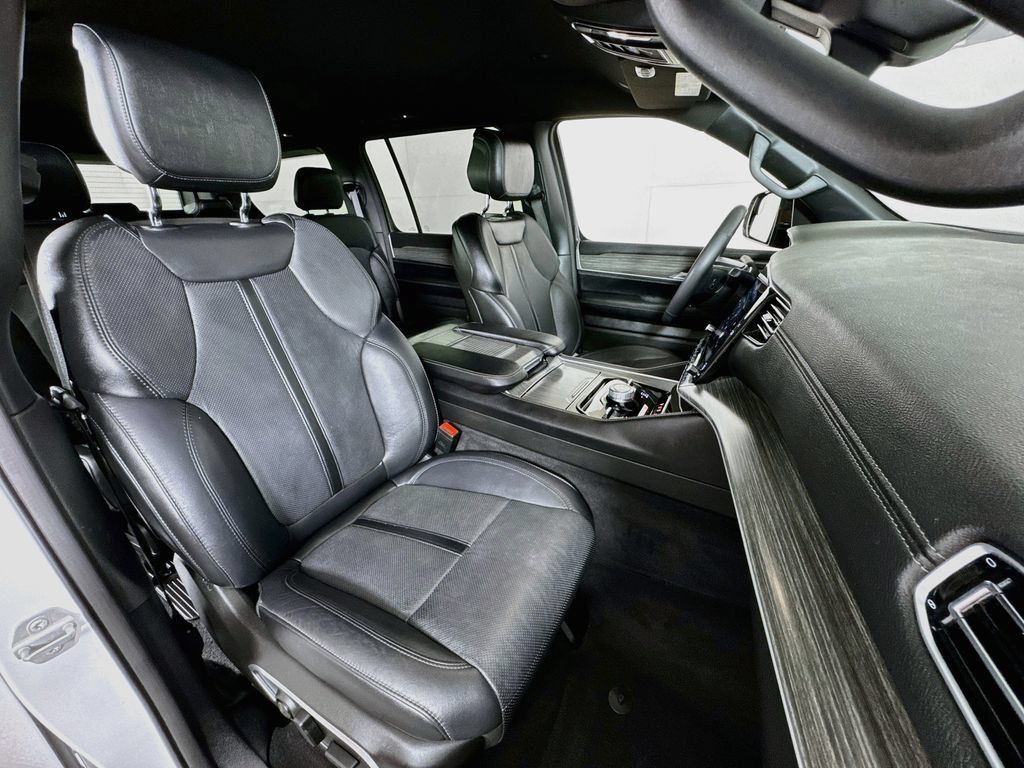 Used 2024 Jeep Wagoneer Series III AWD/4WD image 30