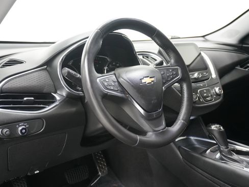 Used 2017 Chevrolet Malibu LT image 9