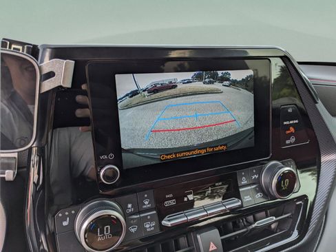 Used 2024 Toyota Highlander LE image 25