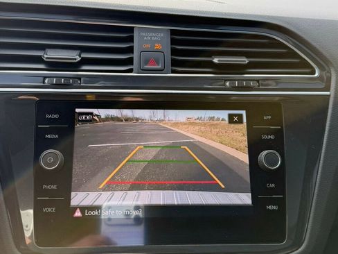 Used 2022 Volkswagen Tiguan SE w/ Panoramic Sunroof Package image 23