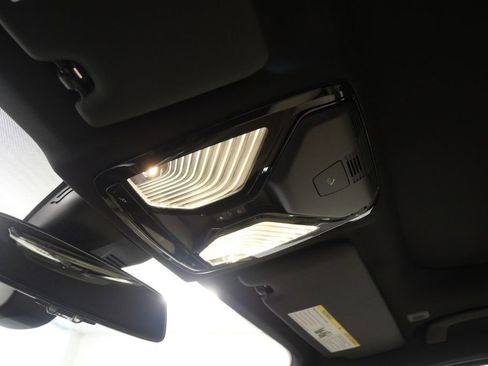 Used 2025 BMW 330i Sedan w/ Premium Package image 23