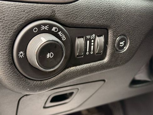 Used 2019 Jeep Cherokee Limited w/ Technology Group image 18