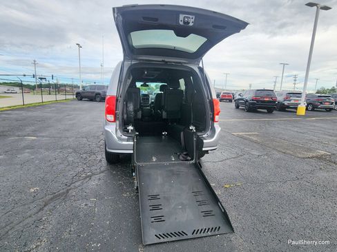Used 2019 Dodge Grand Caravan GT FWD image 3