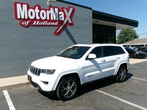 Used 2018 Jeep Grand Cherokee Limited AWD/4WD image 2