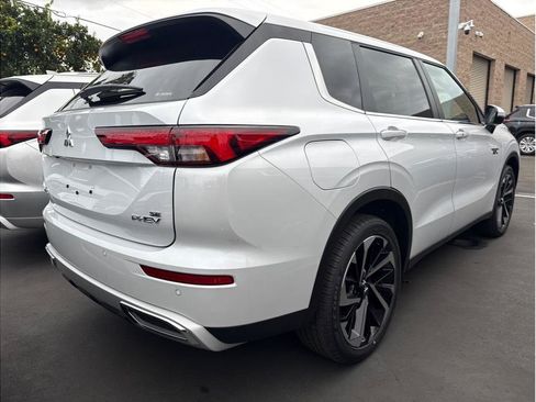 Used 2025 Mitsubishi Outlander SE image 5