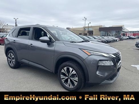 Used 2022 Nissan Rogue SV image 2