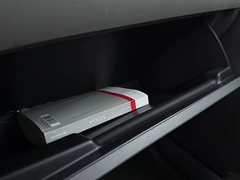 Used 2018 Toyota Sienna LE image 31