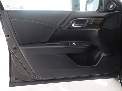 Used 2017 Honda Accord EX-L image 9