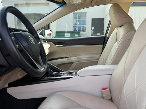 Used 2018 Toyota Camry XLE image 18