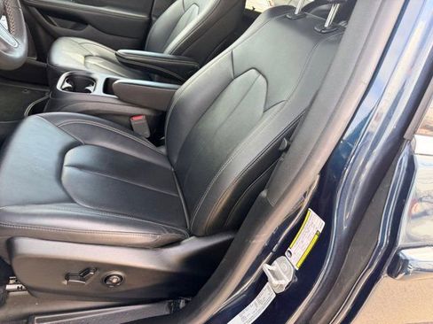 Certified 2025 Chrysler Pacifica Select image 19