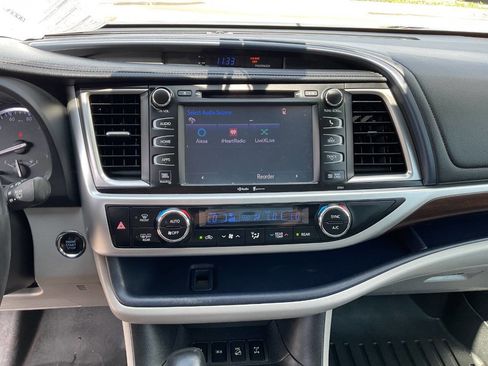 Used 2014 Toyota Highlander Limited w/ Driver Technology Package AWD/4WD image 23