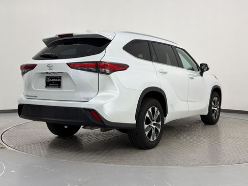 Used 2023 Toyota Highlander XLE FWD image 9