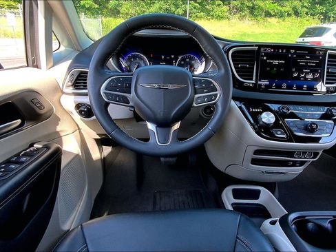 Used 2022 Chrysler Pacifica Touring-L FWD image 5
