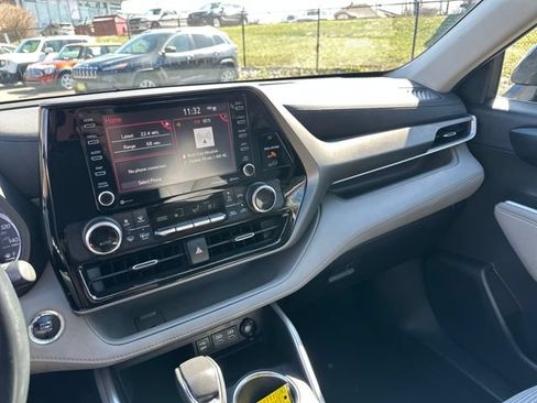 Used 2022 Toyota Highlander LE AWD/4WD image 30