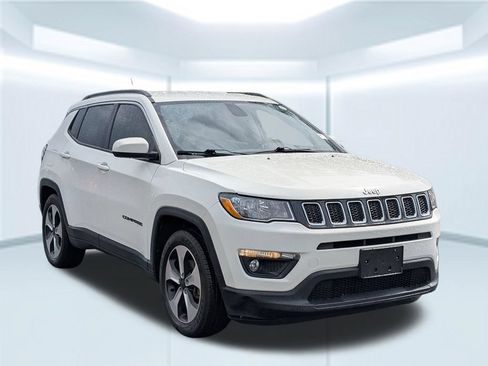 Used 2018 Jeep Compass Latitude w/ Popular Equipment Group FWD image 8