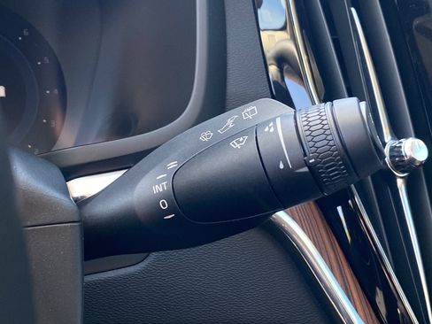 Used 2025 Volvo V60 B5 Cross Country Plus image 31