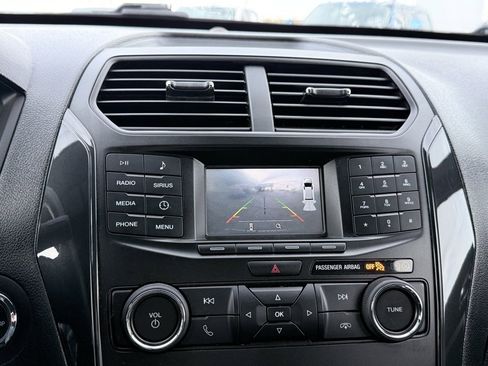 Used 2018 Ford Explorer XLT image 17
