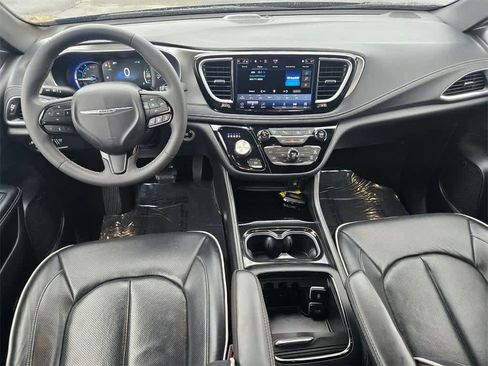 Used 2022 Chrysler Pacifica Limited w/ Uconnect Theater Family Group image 9