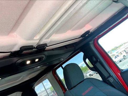 Used 2025 Jeep Wrangler Unlimited Rubicon w/ Convenience Group AWD/4WD image 17