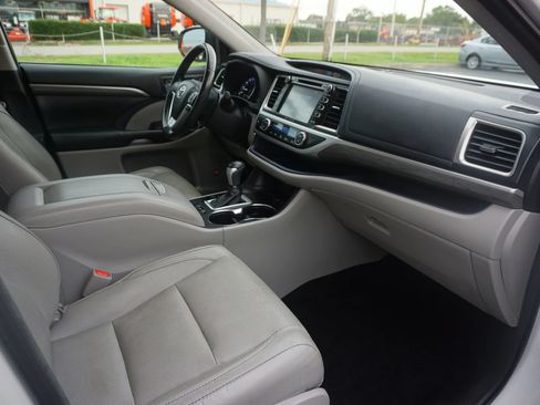 Used 2017 Toyota Highlander Limited AWD/4WD image 24
