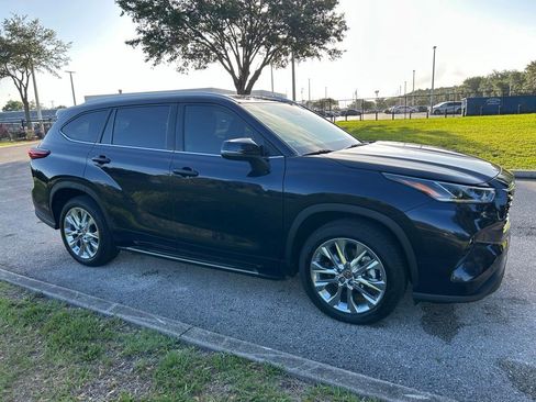 Used 2023 Toyota Highlander Limited FWD image 8