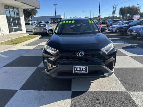 Used 2021 Toyota RAV4 XLE image 2
