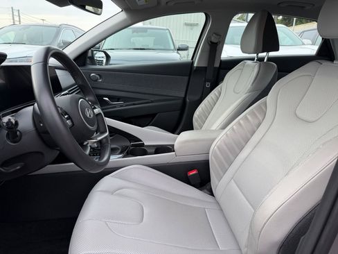 Used 2025 Hyundai Elantra Limited image 28