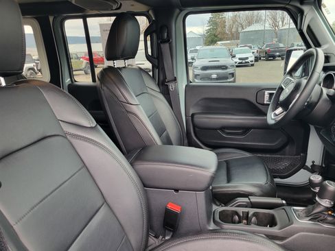 Used 2023 Jeep Wrangler Unlimited Sahara image 17