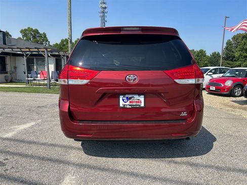 Used 2012 Toyota Sienna LE w/ Towing Pkg AWD/4WD image 4