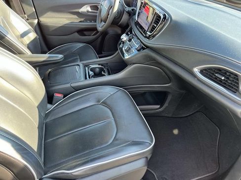 Used 2025 Chrysler Pacifica Limited FWD image 22